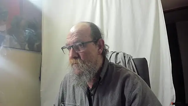 Snapshot of Uncle_Hottie chatting on January 2026 11:41:02 PM Uncle Hottie online show from January 2026 11:41:02 PM