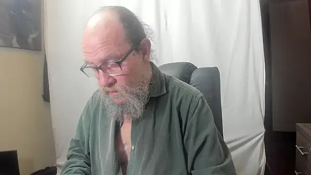 Snapshot of Uncle_Hottie chatting on January 2026 10:12:02 PM Uncle Hottie online show from January 2026 10:12:02 PM