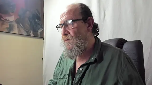 Snapshot of Uncle_Hottie chatting on January 2026 05:48:01 PM Uncle Hottie online show from January 2026 05:48:01 PM