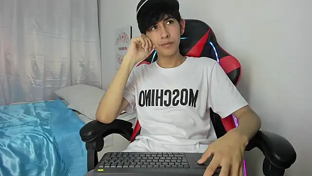 julian xx online show from April 2026 07:09:01 PM