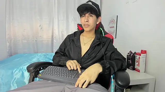 julian xx online show from May 2026 07:07:02 PM