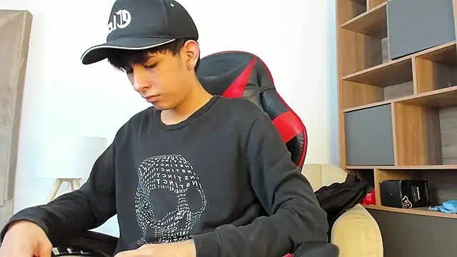 julian xx online show from May 2026 07:11:02 PM