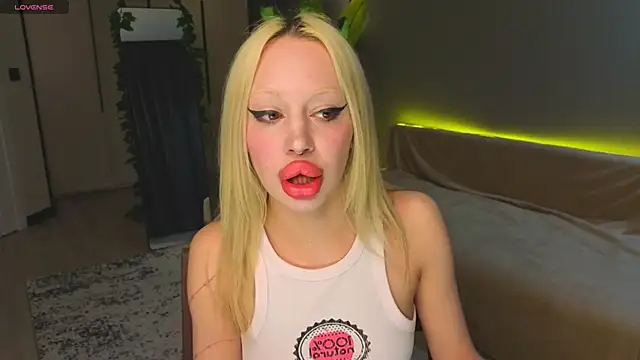 Luna Beverly online show from April 2026 08:28:02 PM