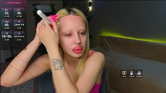 Luna Beverly online show from May 2026 05:29:01 PM