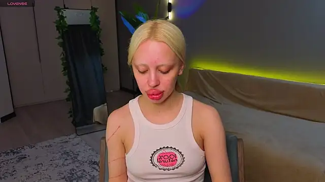 Luna Beverly online show from May 2026 08:15:01 PM