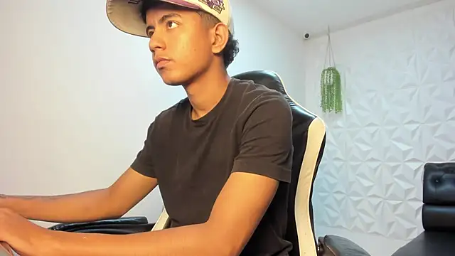 Snapshot of Alluringangel23 chatting on January 2026 01:08:02 AM Alluringangel23 online show from January 2026 01:08:02 AM