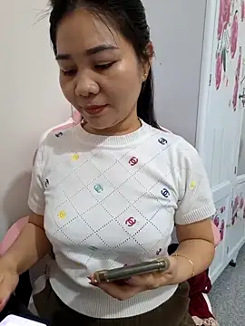 Snapshot of Avelyn-n chatting on February 2026 02:37:02 AM Avelyn-n online show from February 2026 02:37:02 AM