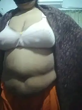 Snapshot of momo_loves chatting on February 2026 06:11:01 PM momo loves online show from February 2026 06:11:01 PM