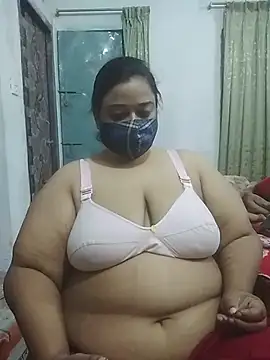 Snapshot of momo_loves chatting on February 2026 05:32:01 PM momo loves online show from February 2026 05:32:01 PM