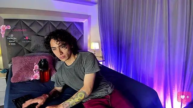 Snapshot of CalmaCaos chatting on February 2026 12:15:01 PM CalmaCaos online show from February 2026 12:15:01 PM