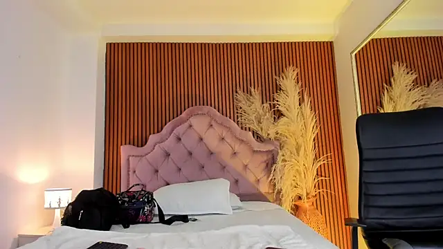 Violett hott  online show from April 2026 12:58:01 PM