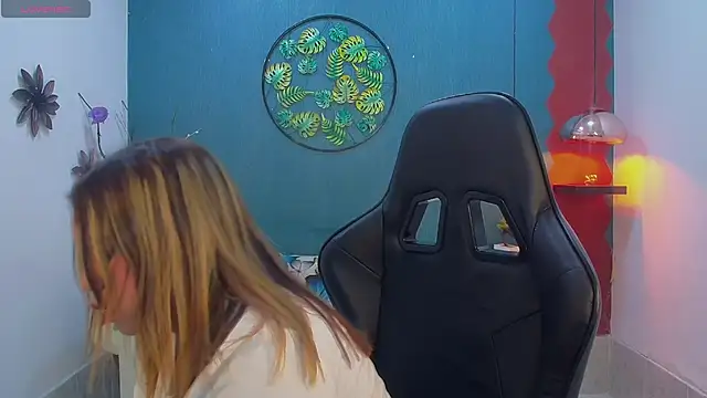 Snapshot of esmeralda_cuisman chatting on February 2026 12:09:02 PM esmeralda cuisman online show from February 2026 12:09:02 PM