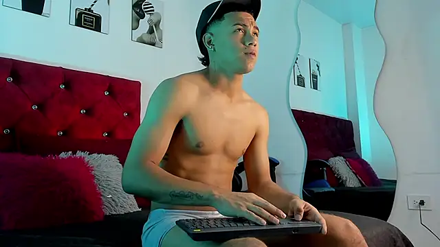 Liamsubtle01 online show from May 2026 11:06:01 AM