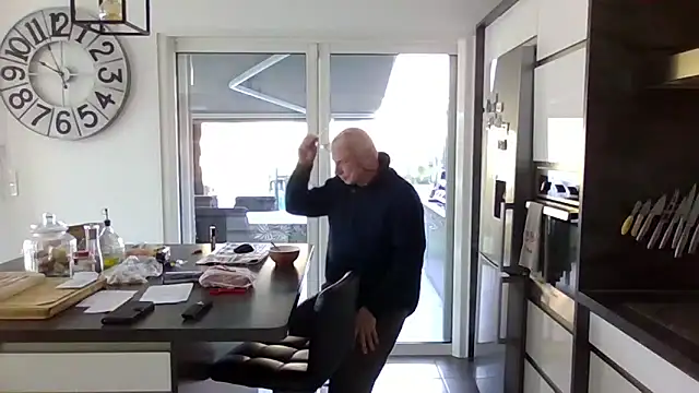 Snapshot of Helinetrav chatting on February 2026 08:57:02 AM Helinetrav online show from February 2026 08:57:02 AM