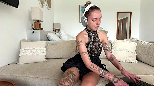 Snapshot of MartinaDeoliveira chatting on February 2026 05:08:02 AM MartinaDeoliveira online show from February 2026 05:08:02 AM