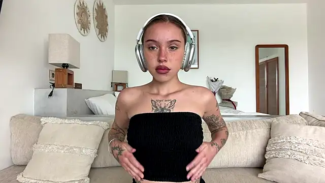 Snapshot of MartinaDeoliveira chatting on February 2026 05:08:02 AM MartinaDeoliveira online show from February 2026 05:08:02 AM