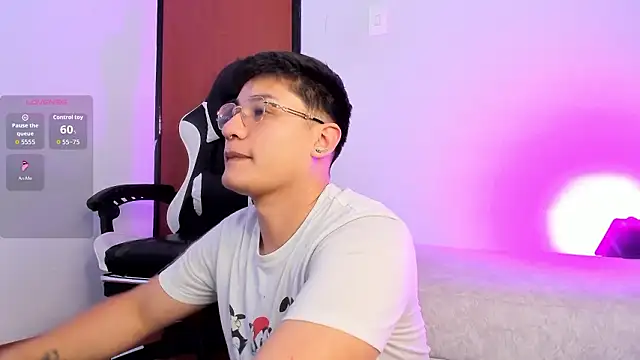 Snapshot of Theo_Rowan chatting on February 2026 08:18:01 PM Theo Rowan online show from February 2026 08:18:01 PM