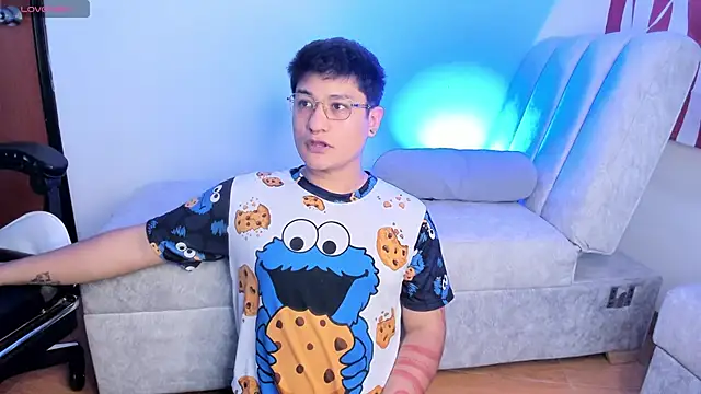 Snapshot of Theo_Rowan chatting on February 2026 06:48:01 PM Theo Rowan online show from February 2026 06:48:01 PM