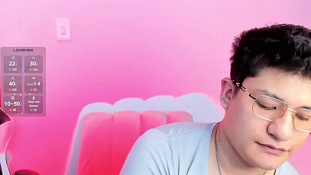 Snapshot of Theo_Rowan chatting on February 2026 06:15:01 PM Theo Rowan online show from February 2026 06:15:01 PM