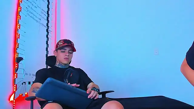 Snapshot of Thomas-Wil chatting on February 2026 01:20:02 AM Thomas-Wil online show from February 2026 01:20:02 AM