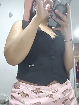 Snapshot of LunaRouuse_ chatting on January 2026 11:52:02 PM LunaRouuse online show from January 2026 11:52:02 PM