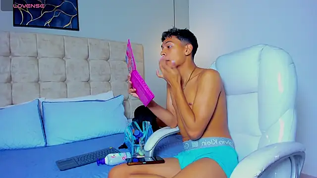 Snapshot of twink_royale18 chatting on February 2026 05:44:02 PM twink royale18 online show from February 2026 05:44:02 PM