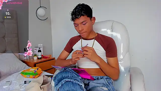 Snapshot of twink_royale18 chatting on February 2026 03:34:02 PM twink royale18 online show from February 2026 03:34:02 PM