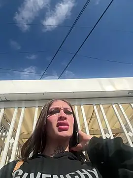 lizz lunna online show from April 2026 08:22:02 PM