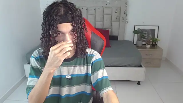 Snapshot of Axel_fox77 chatting on February 2026 10:25:02 PM Axel fox77 online show from February 2026 10:25:02 PM