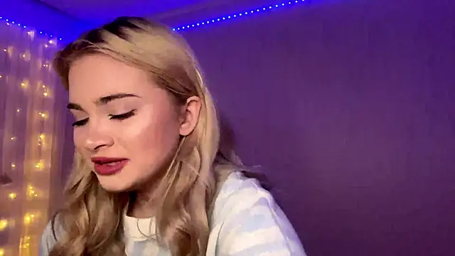 Snapshot of KariJarecke chatting on February 2026 01:04:01 PM KariJarecke online show from February 2026 01:04:01 PM