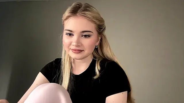 Snapshot of KariJarecke chatting on February 2026 01:07:02 PM KariJarecke online show from February 2026 01:07:02 PM