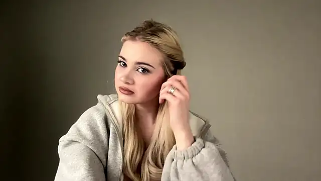 Snapshot of KariJarecke chatting on February 2026 01:07:01 PM KariJarecke online show from February 2026 01:07:01 PM