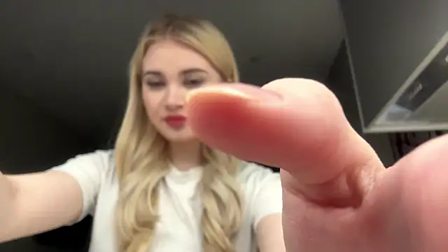 Snapshot of KariJarecke chatting on February 2026 03:10:01 PM KariJarecke online show from February 2026 03:10:01 PM