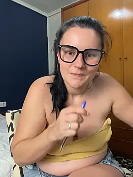 Snapshot of Alice_Dan chatting on June 2026 02:33:01 PM Alice Dan online show from June 2026 02:33:01 PM