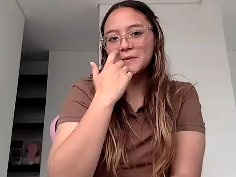 LOLA R  online show from February 2026 06:28:02 PM