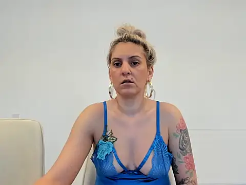 Snapshot of EvelynEvyyy chatting on February 2026 06:44:02 AM EvelynEvyyy online show from February 2026 06:44:02 AM