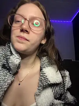 Snapshot of YoungLisaa18 chatting on February 2026 07:43:01 PM YoungLisaa18 online show from February 2026 07:43:01 PM