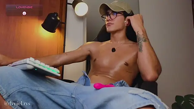Snapshot of emilio_rivs chatting on June 2026 02:24:01 AM emilio rivs online show from June 2026 02:24:01 AM