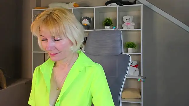 Julie Lucas online show from April 2026 12:43:02 AM