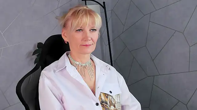 Julie Lucas online show from April 2026 01:01:01 AM