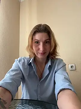 Snapshot of _Crystal_2 chatting on February 2026 01:40:02 PM Crystal 2 online show from February 2026 01:40:02 PM