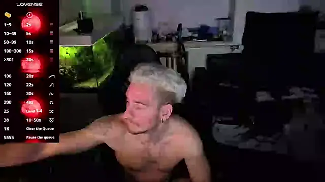 Snapshot of Rayzel_White chatting on May 2026 11:44:02 PM Rayzel White online show from May 2026 11:44:02 PM