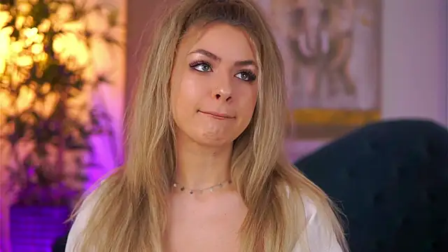 Snapshot of NayaQuinn chatting on February 2026 07:18:01 PM NayaQuinn online show from February 2026 07:18:01 PM