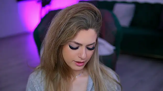 NayaQuinn online show from April 2026 07:09:02 PM