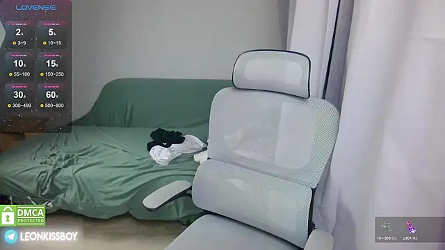 LeonBoykisser online show from April 2026 07:38:02 PM