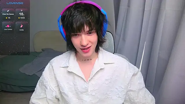 LeonBoykisser online show from April 2026 02:18:01 AM