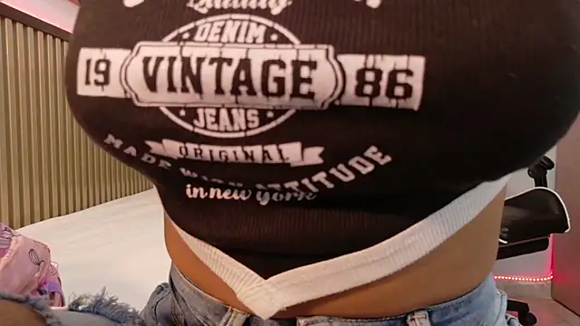 Snapshot of Scarlet_Vixen_ chatting on February 2026 12:20:01 PM Scarlet Vixen online show from February 2026 12:20:01 PM