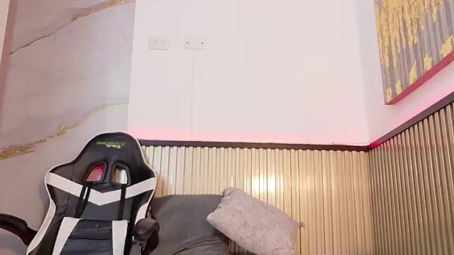 Snapshot of Scarlet_Vixen_ chatting on February 2026 12:17:01 PM Scarlet Vixen online show from February 2026 12:17:01 PM