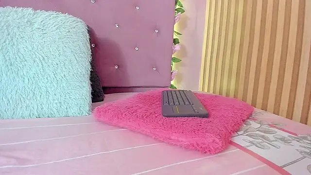 lovely  kiss   online show from April 2026 06:23:01 PM