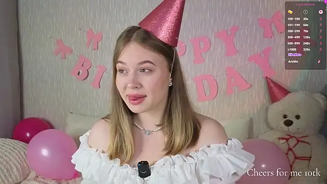 Snapshot of LunaDew chatting on February 2026 04:36:02 PM LunaDew online show from February 2026 04:36:02 PM